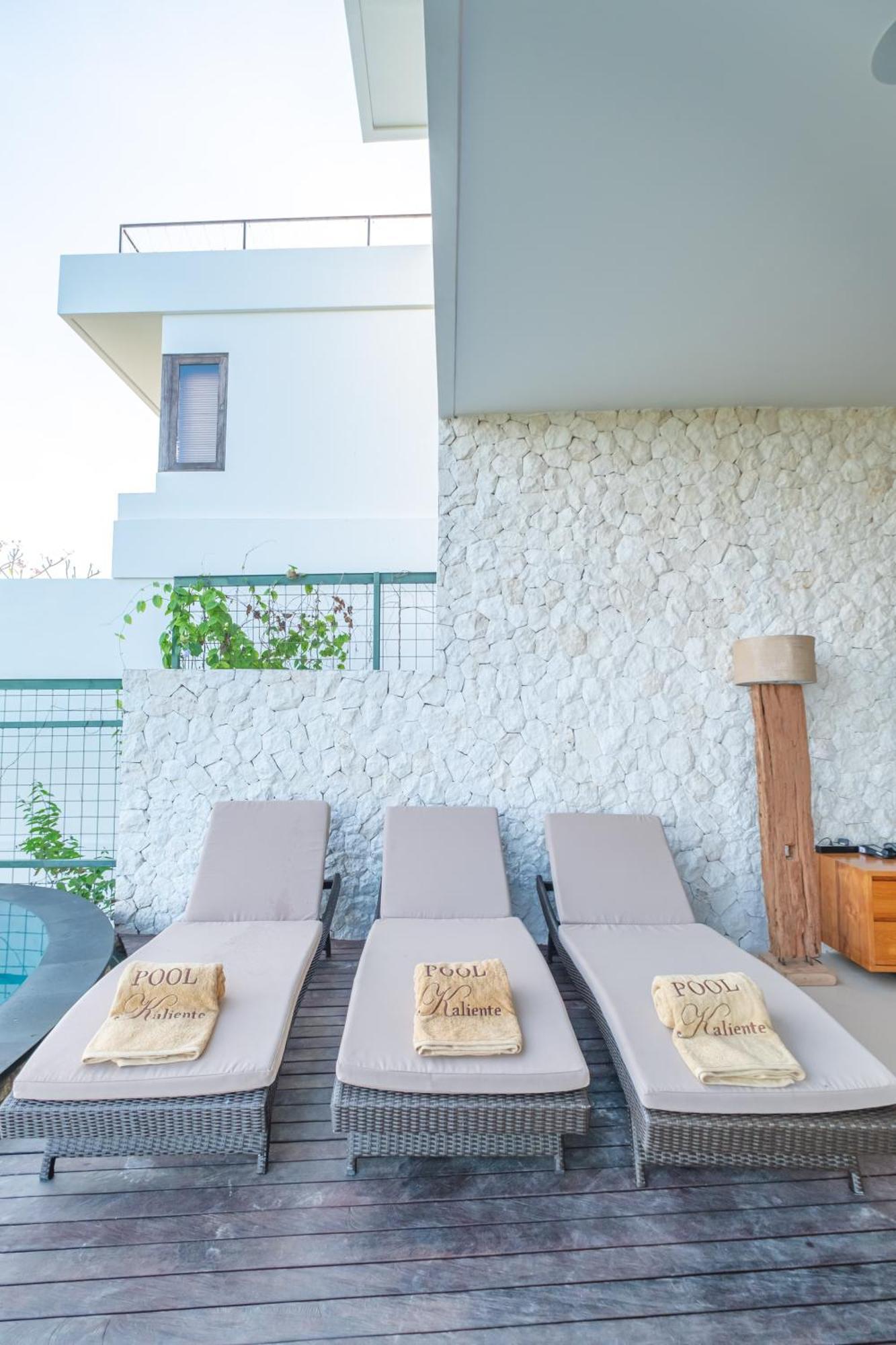 Villa Kaliente Toyapakeh Exterior photo